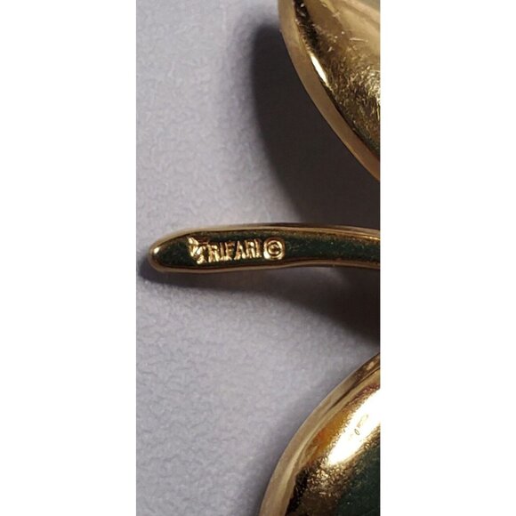 VTG Crown Trifari Flower Brooch Pin textured gold tone leaf brooch - Picture 4 of 8